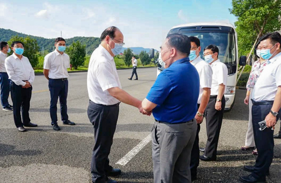 David_زيارة بينج جياكسو -عضو اللجنة الدائمة للجنة الحزب الشيوعي الصيني الإقليمية وأمين لجنة الحزب البلدية- إلى شركة ديفيد ميديكال: من أجل التركيز على الأعمال الرئيسية بدقة